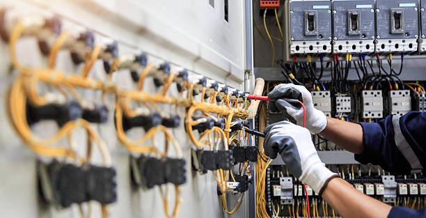 Professional Electrician technician working in New Hope, OR